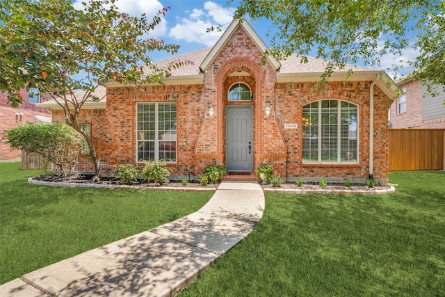 view of front facade featuring a front yard