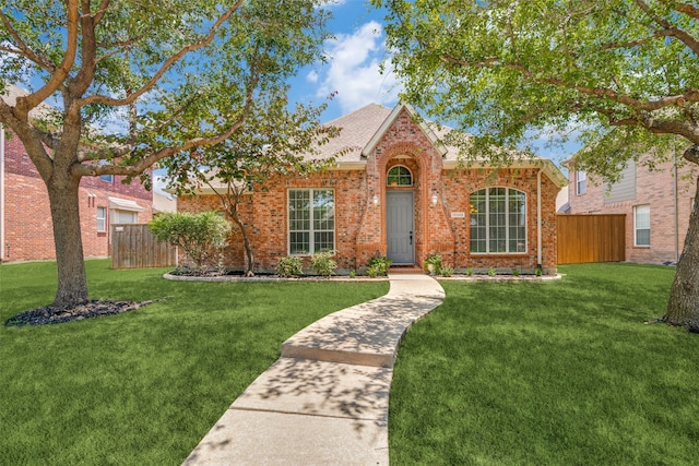 view of front of property featuring a front lawn