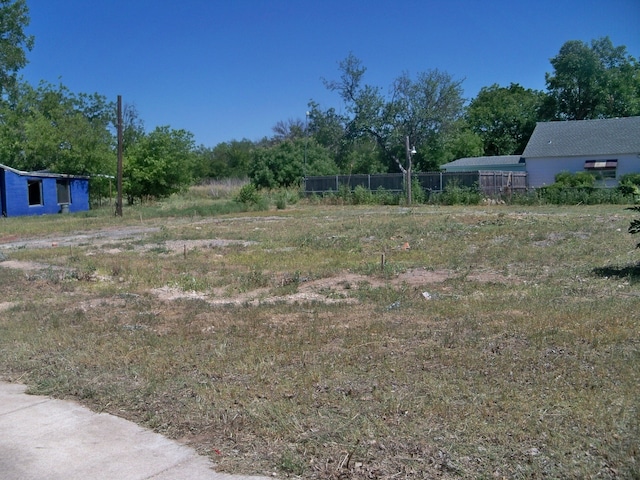 Listing photo 2 for 502 Walnut St, Coleman TX 76834