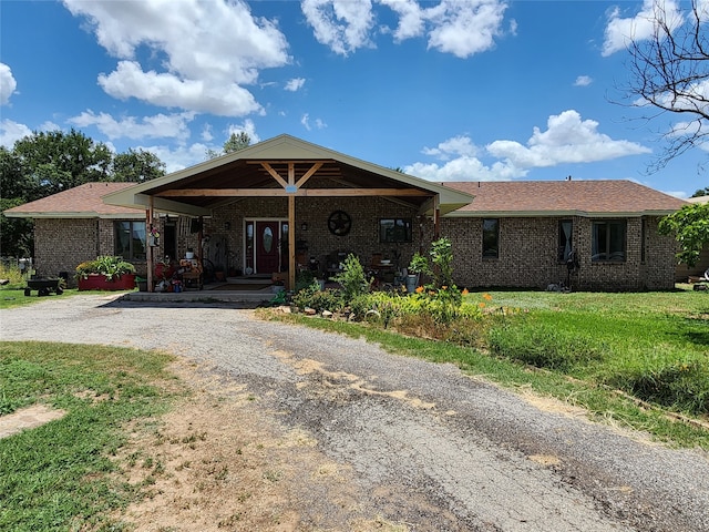 view of front of property with a front yard