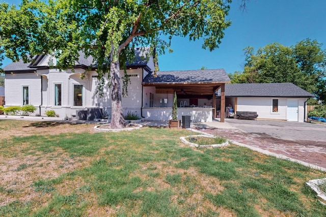 view of front facade featuring a carport and a front lawn