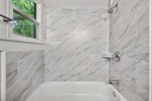 bathroom featuring tiled shower / bath