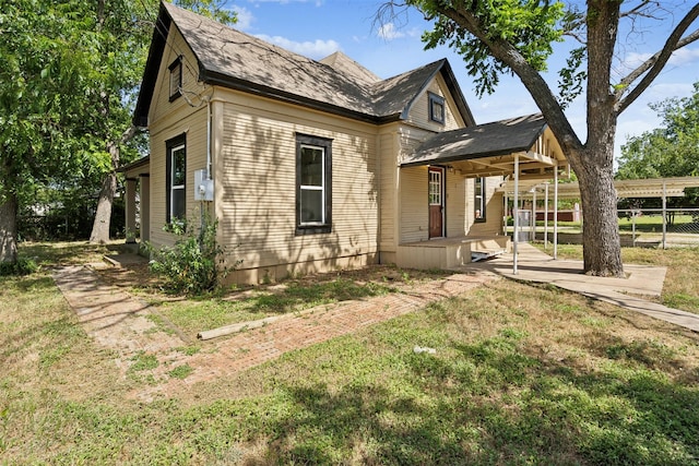 view of front of home featuring a front lawn