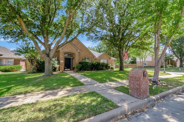 view of front of house featuring a front lawn