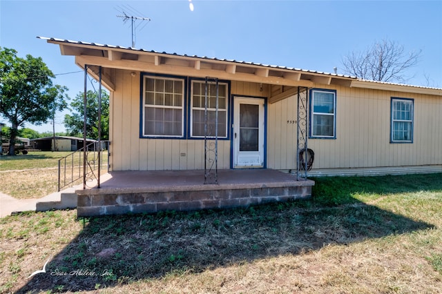 view of front of house with a front yard