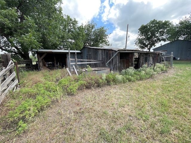 back of house featuring an outdoor structure