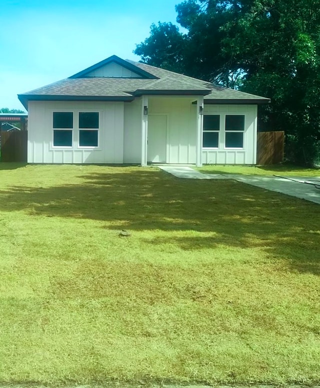 view of front of home featuring a front lawn