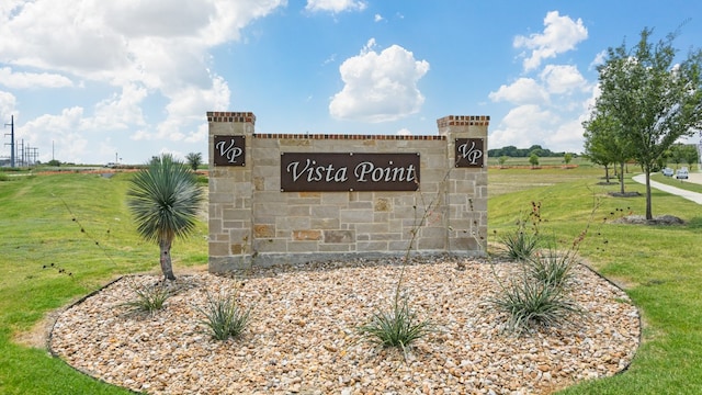 community / neighborhood sign featuring a lawn