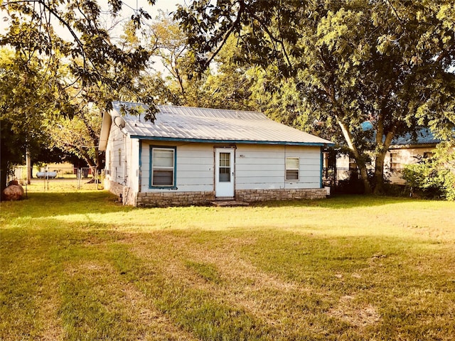 ranch-style house featuring a front yard