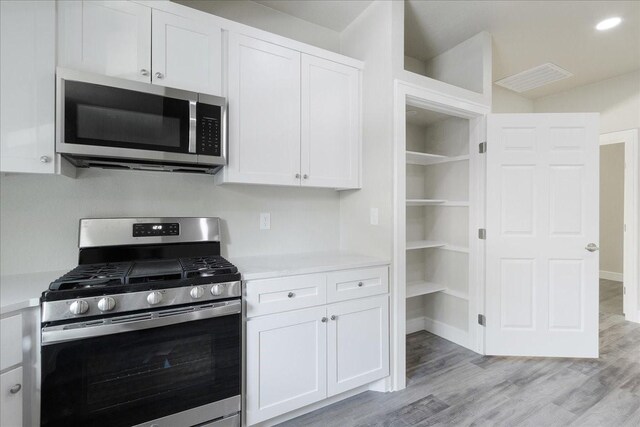 unfurnished room with hardwood / wood-style floors and ceiling fan