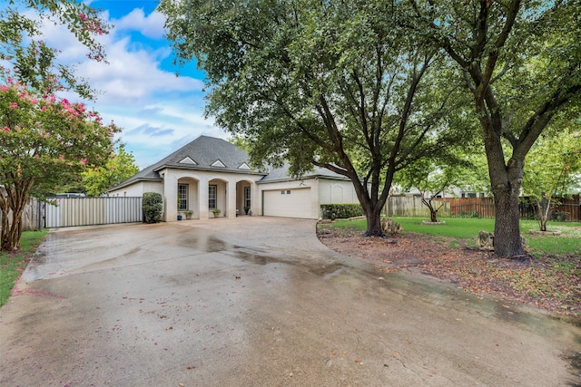 view of front facade featuring a garage and a front yard