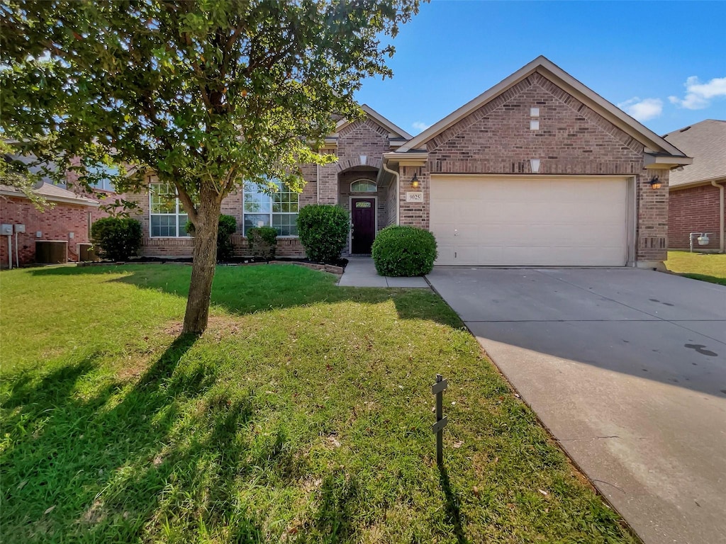 view of front of house featuring a front yard and a garage