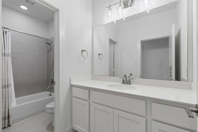 full bathroom featuring shower / bath combo with shower curtain, toilet, visible vents, and vanity