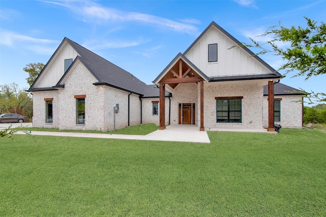 view of front of house featuring a front lawn