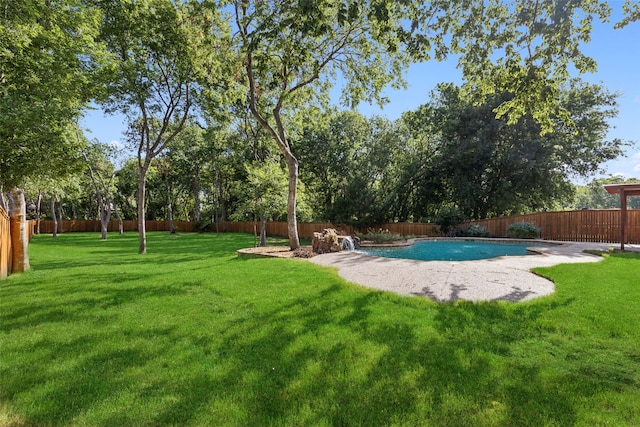 view of yard featuring a fenced in pool