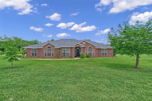 view of front of property featuring brick siding and a front yard