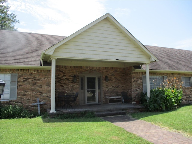 view of front of house with a front lawn