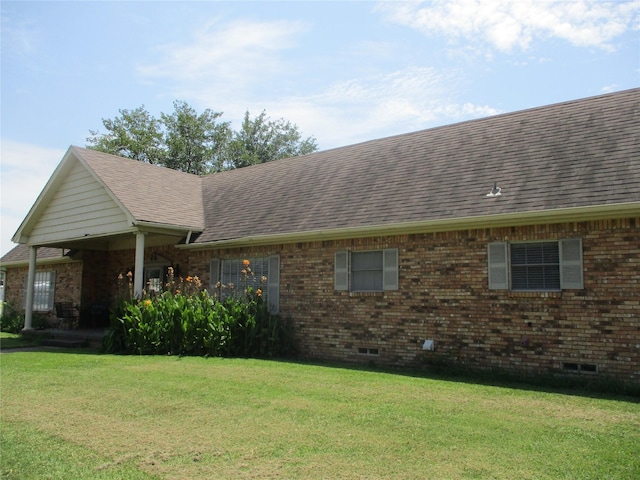 view of front facade featuring a front lawn