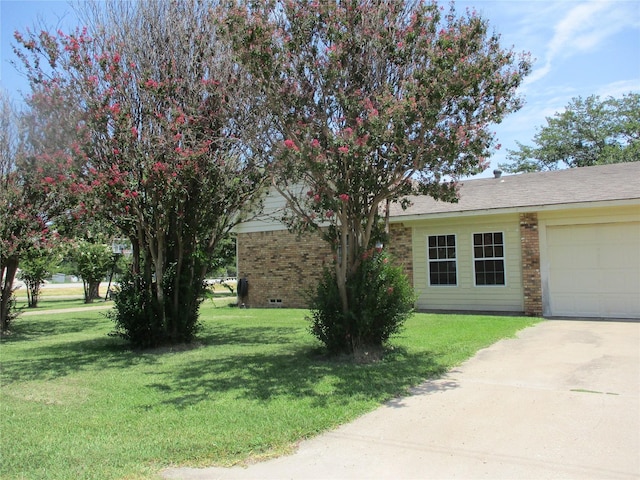 view of front of home featuring a front lawn and a garage