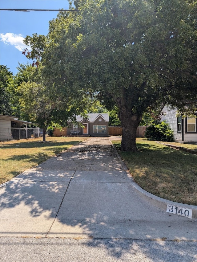 view of front facade with a front yard