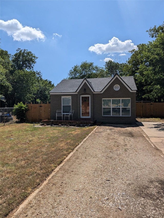 ranch-style home featuring a front lawn