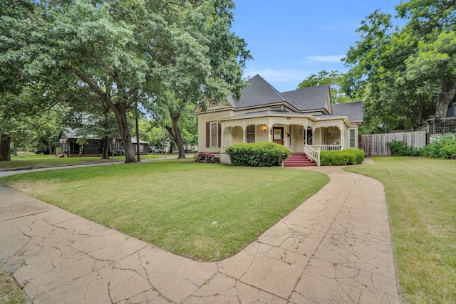 view of front of home featuring covered porch and a front lawn