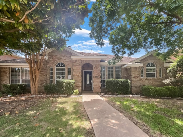 single story home with a front yard