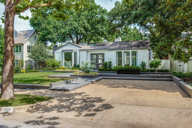 view of front of property featuring a front lawn