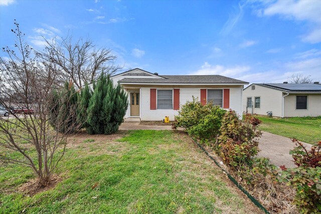 ranch-style home featuring a front yard