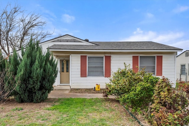 view of front of home featuring a front lawn