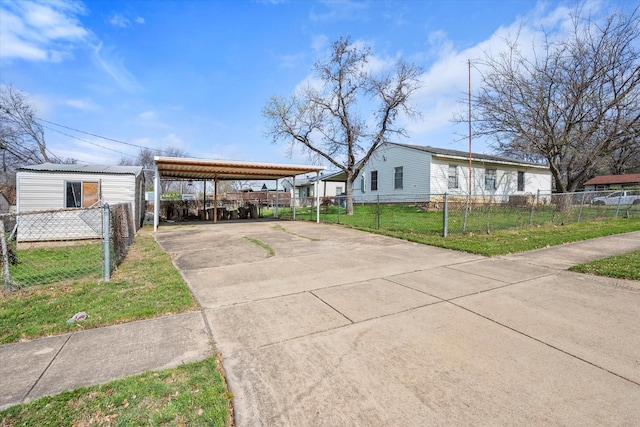 view of front of home featuring an outbuilding, a carport, and a front yard