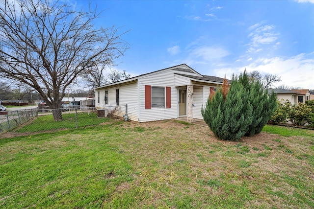 view of front of home featuring a front lawn