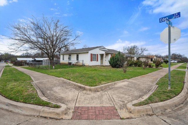 ranch-style house featuring a front yard