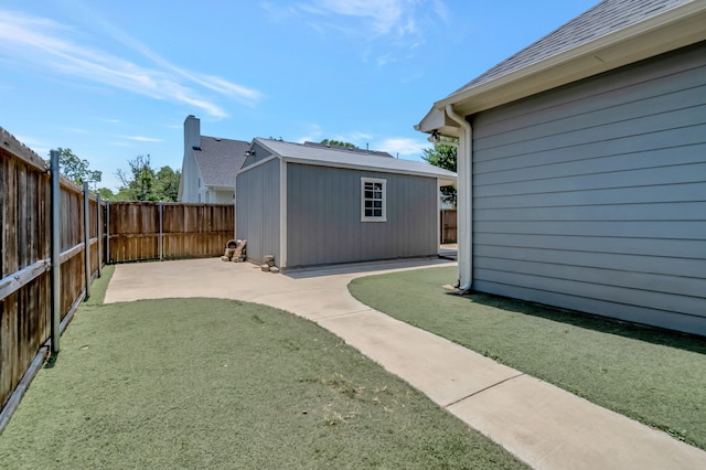 view of yard featuring a shed and a patio area