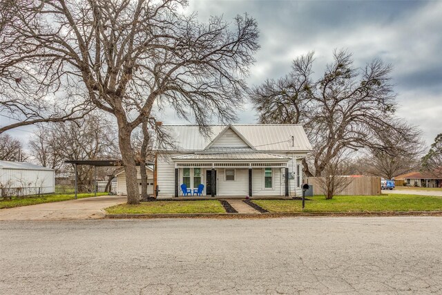 view of front of property featuring a front yard