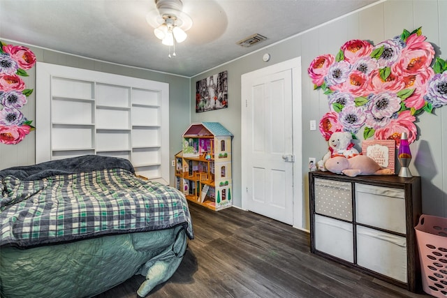 bedroom featuring ceiling fan, dark hardwood / wood-style floors, and a textured ceiling