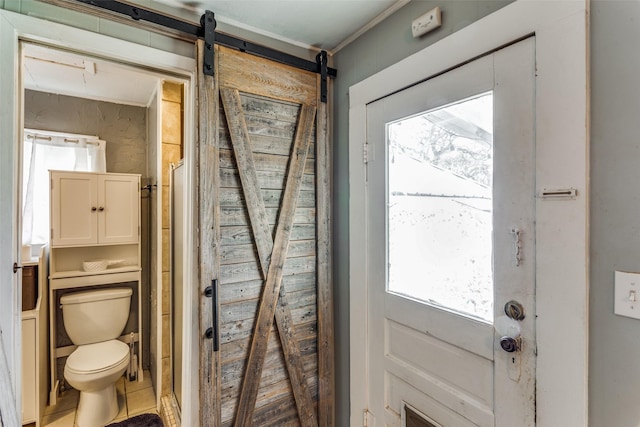 entryway featuring a barn door