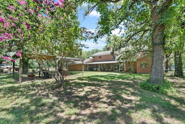 view of yard featuring a pergola