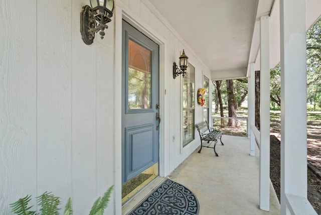 doorway to property with covered porch