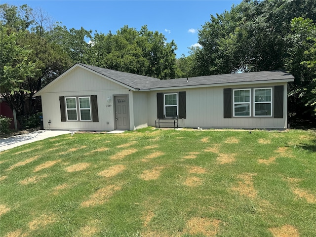 ranch-style house featuring a front lawn