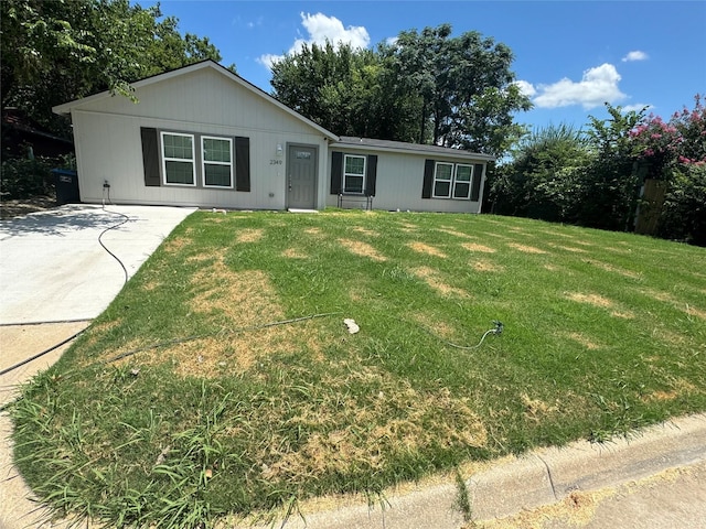 single story home with a front lawn