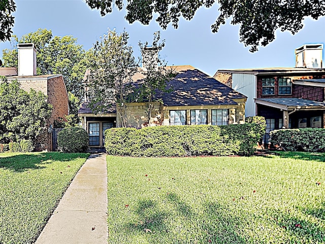 view of front facade with a front yard