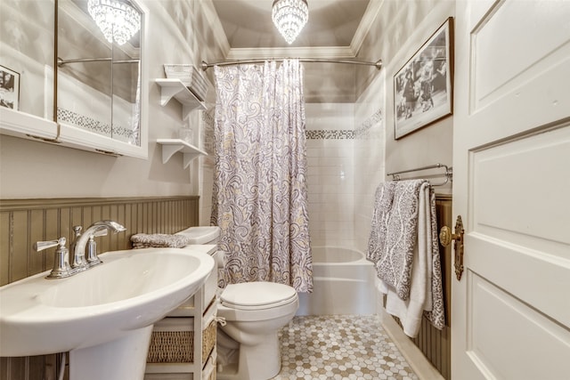 full bathroom featuring toilet, tile patterned floors, crown molding, sink, and shower / bath combo