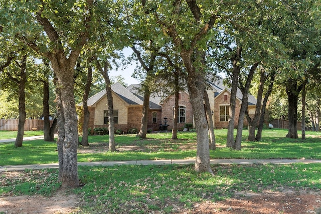 view of front facade featuring a front lawn