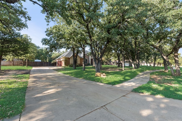 view of front facade featuring a front lawn