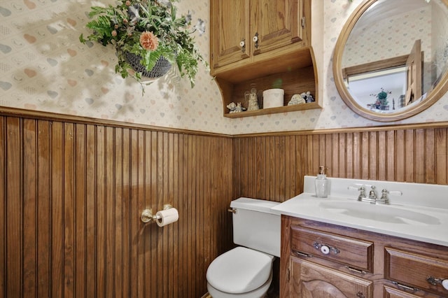 2201 Oak Knoll Ct, Colleyville, TX 76034 - bathroom with wallpapered walls, wainscoting, and vanity