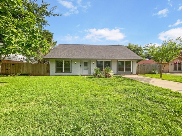 ranch-style home featuring a front yard