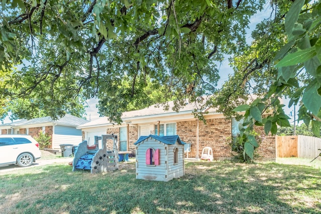 view of front facade with a front yard