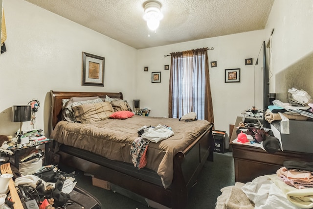 bedroom featuring carpet floors, a textured ceiling, and ceiling fan