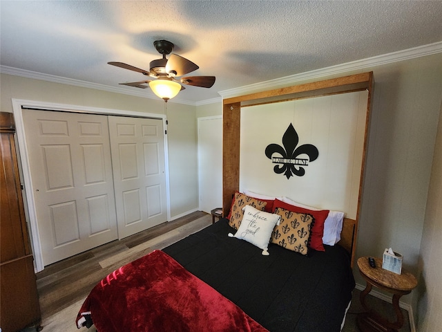 bedroom with hardwood / wood-style flooring, a textured ceiling, ornamental molding, and ceiling fan